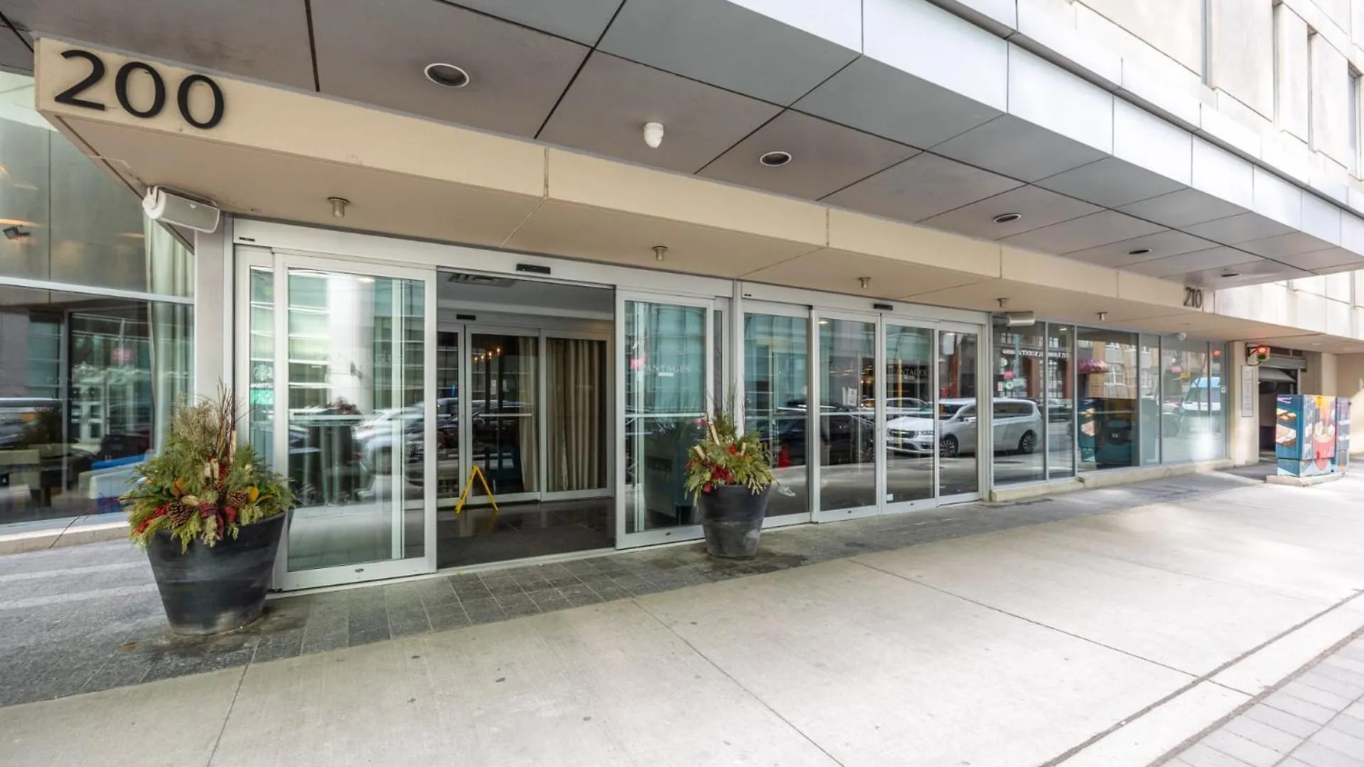 Modern 2-Bedroom Condo W Floor To Ceiling Windows Toronto