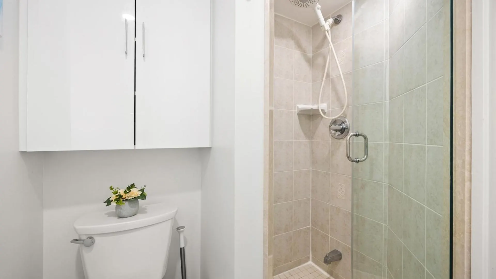 Modern 2-Bedroom Condo W Floor To Ceiling Windows Toronto