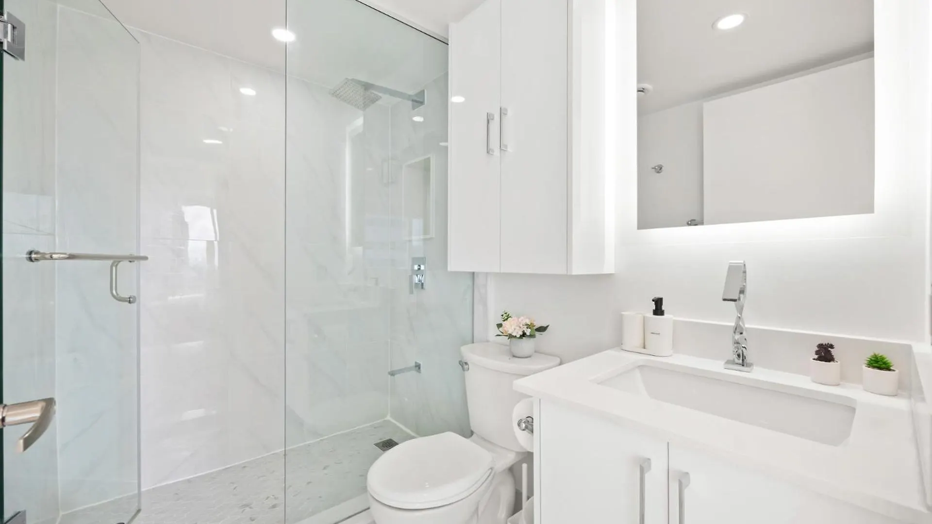 Modern 2-Bedroom Condo W Floor To Ceiling Windows Toronto Holiday home