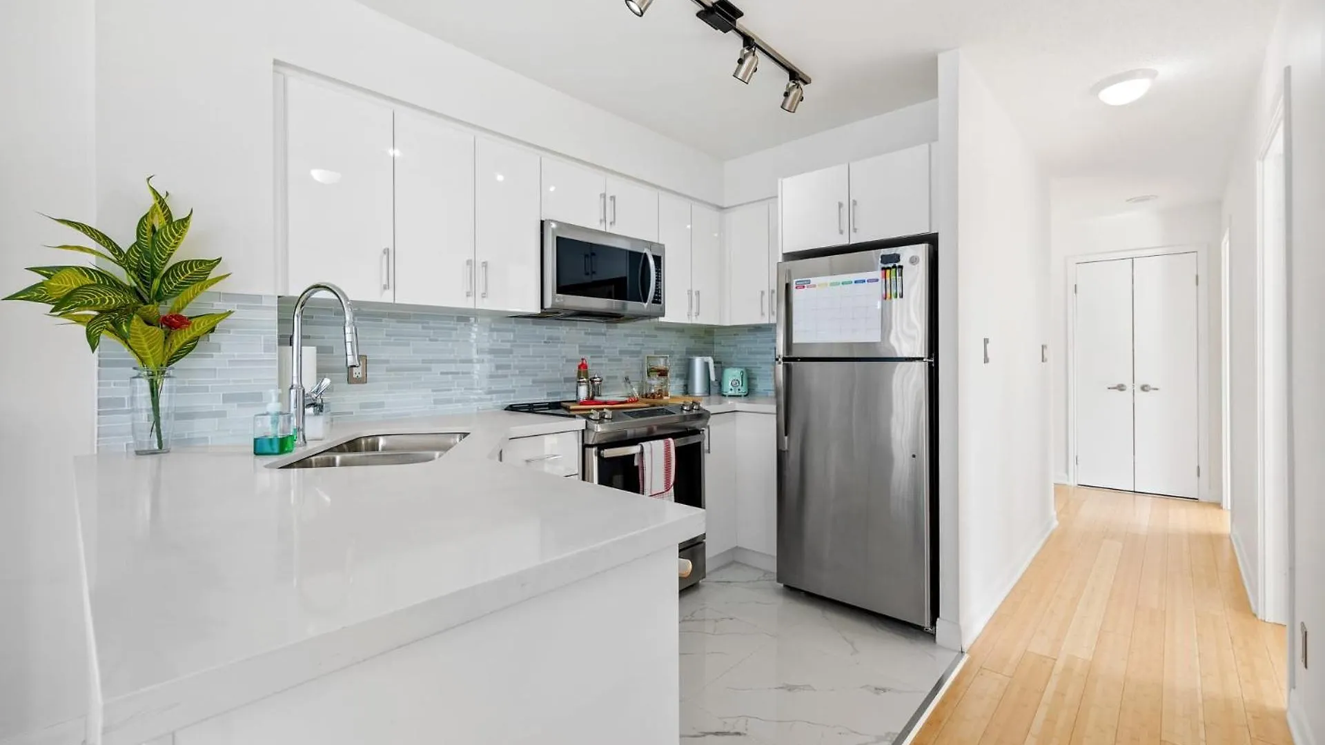Modern 2-Bedroom Condo W Floor To Ceiling Windows Toronto 0*,  Canada