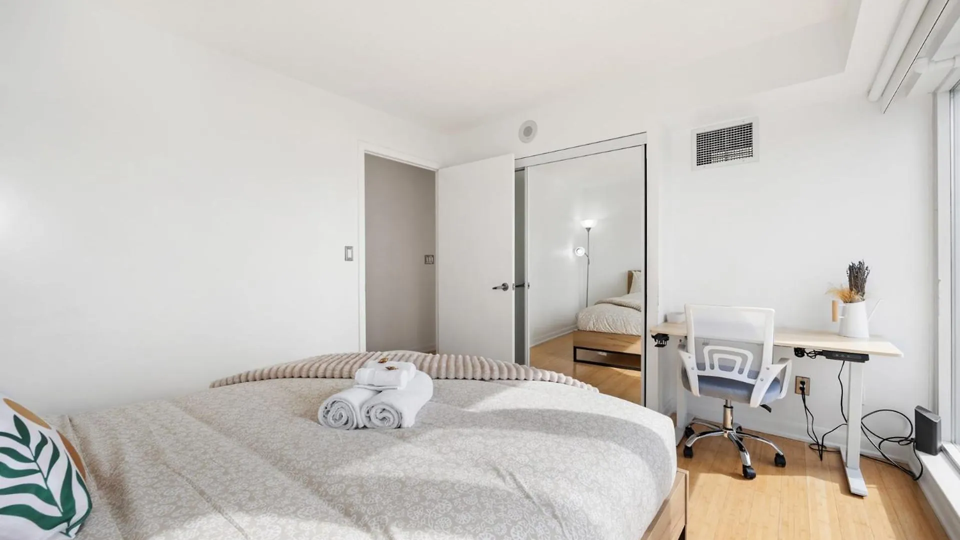 Modern 2-Bedroom Condo W Floor To Ceiling Windows Toronto