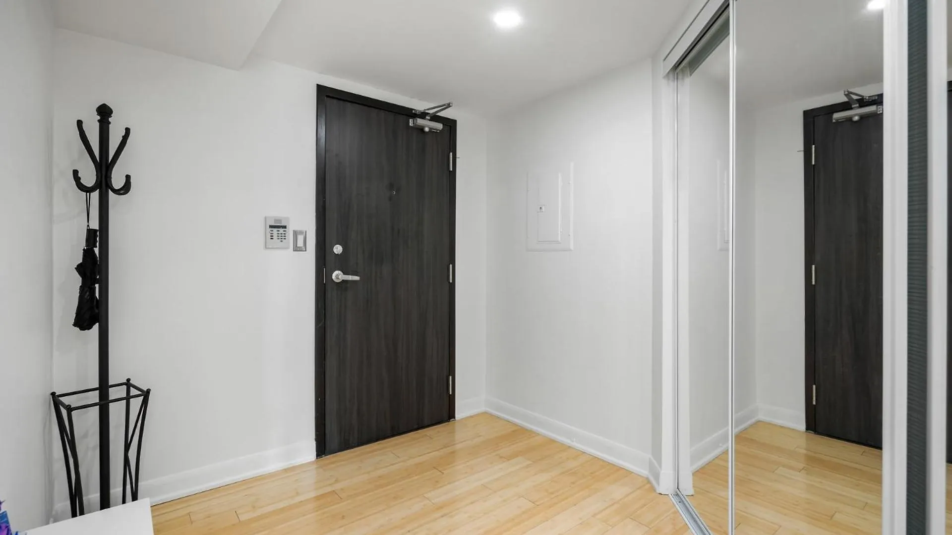 Holiday home Modern 2-Bedroom Condo W Floor To Ceiling Windows Toronto Canada