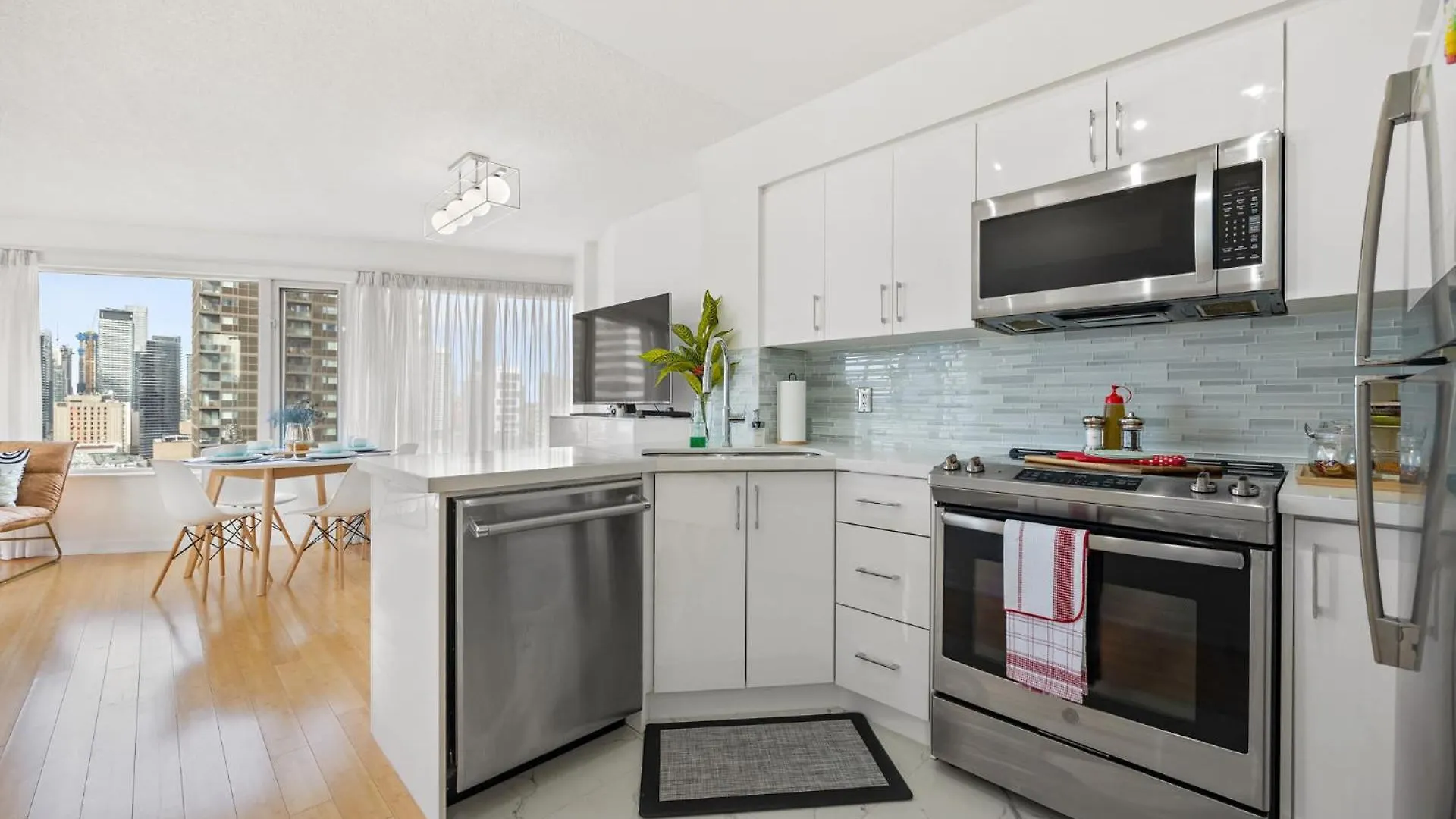 Modern 2-Bedroom Condo W Floor To Ceiling Windows Toronto Canada