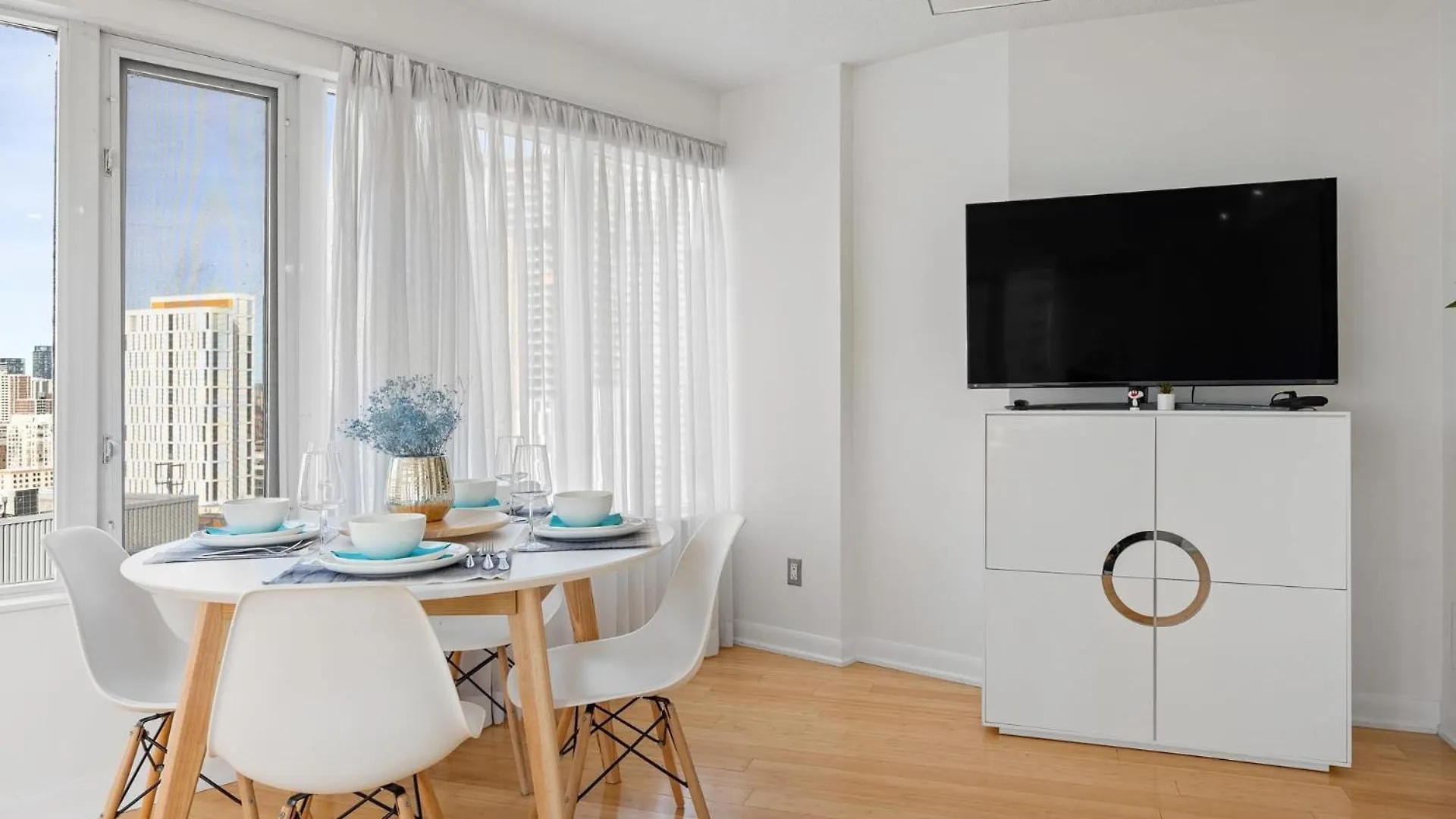 Modern 2-Bedroom Condo W Floor To Ceiling Windows Toronto 0*,