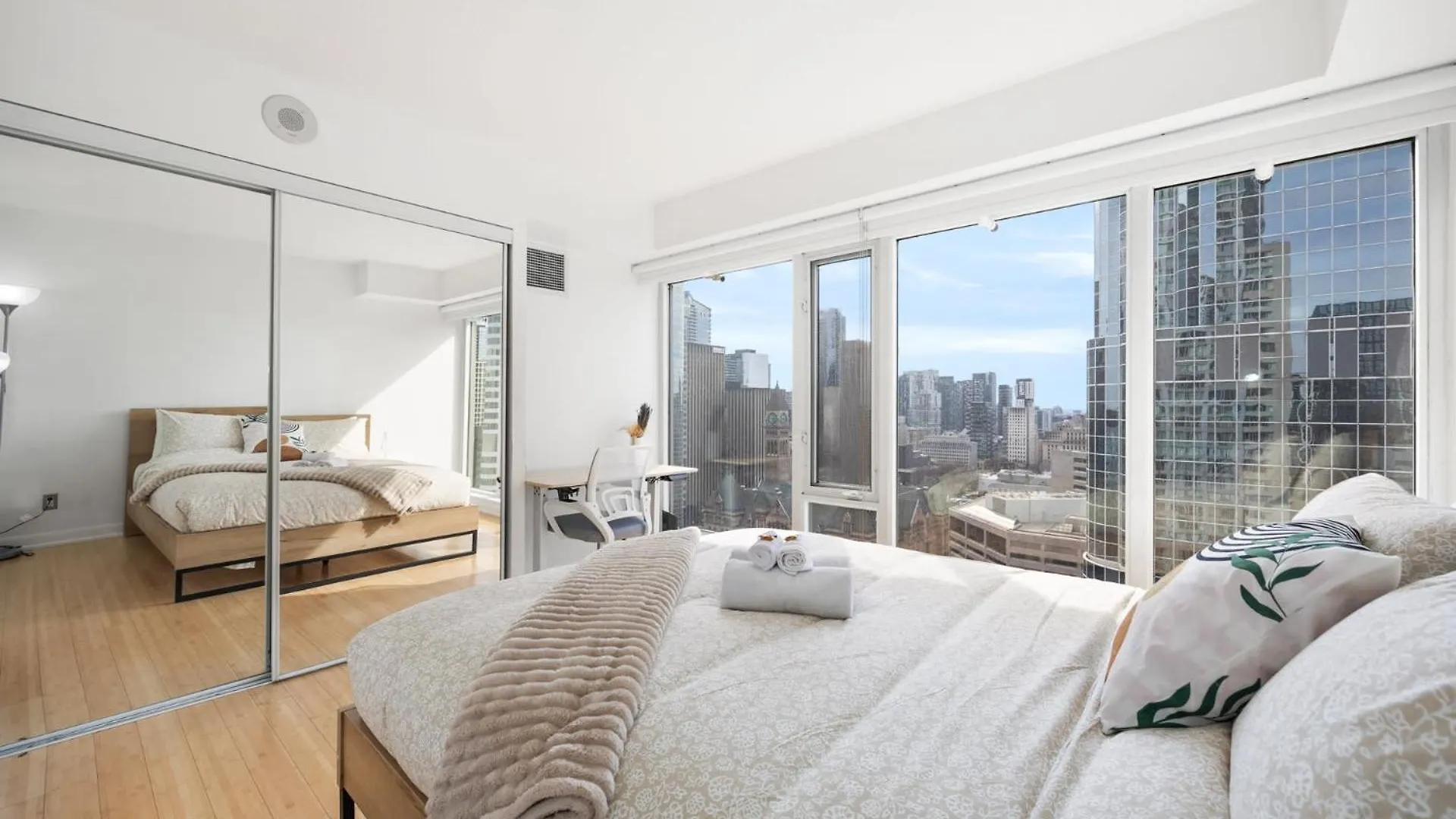 Modern 2-Bedroom Condo W Floor To Ceiling Windows Toronto