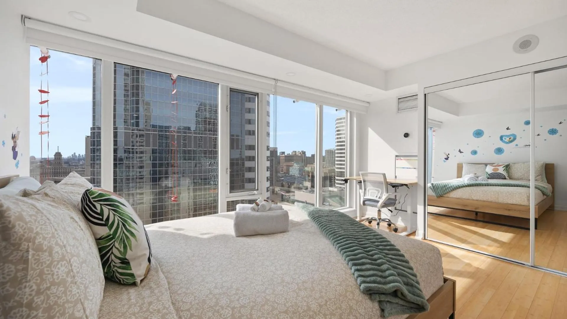 Modern 2-Bedroom Condo W Floor To Ceiling Windows Toronto 0*,  Canada