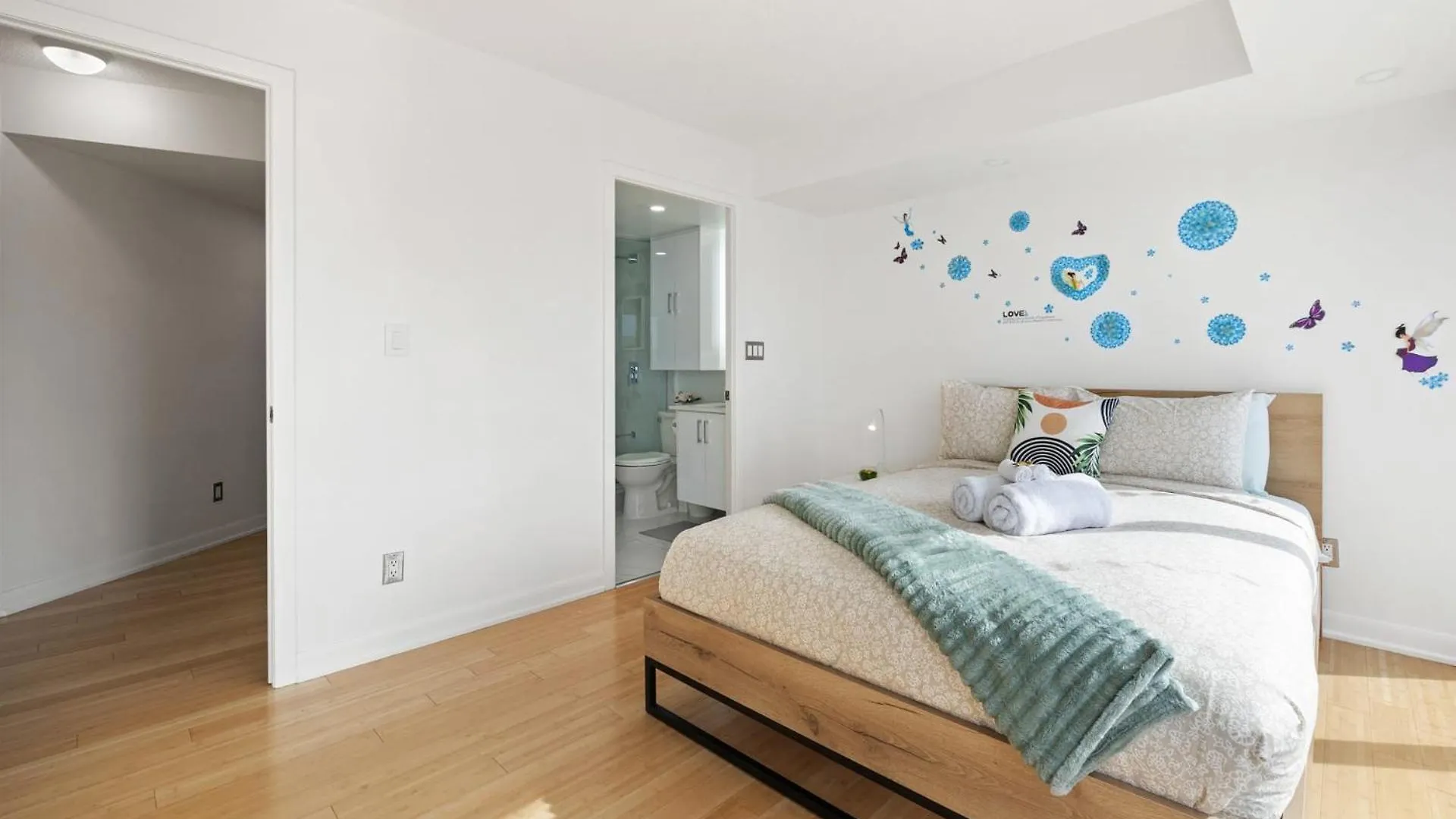 Holiday home Modern 2-Bedroom Condo W Floor To Ceiling Windows Toronto
