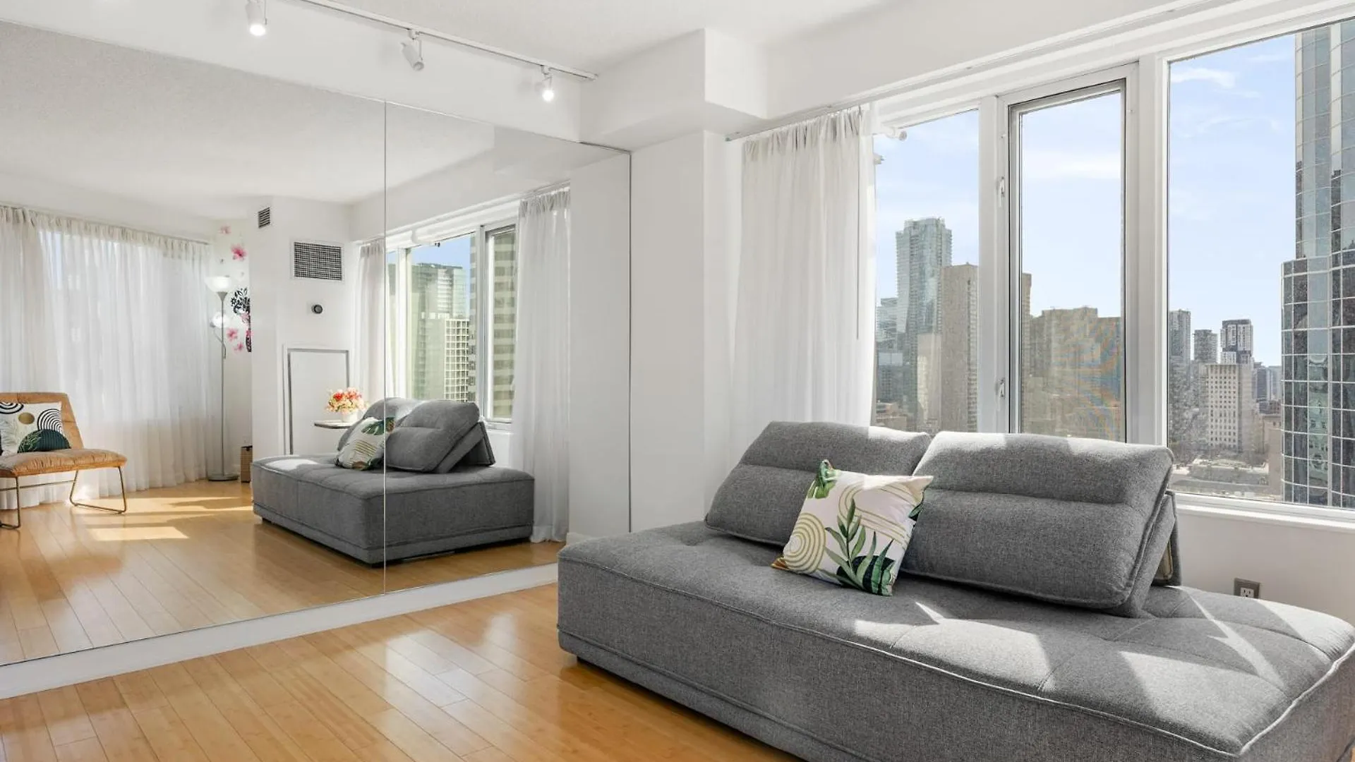 Modern 2-Bedroom Condo W Floor To Ceiling Windows Toronto Holiday home