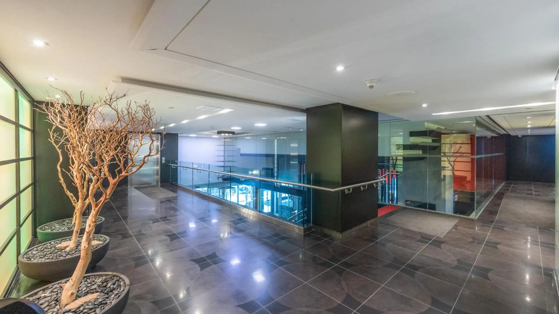 Modern 2-Bedroom Condo W Floor To Ceiling Windows Toronto Holiday home