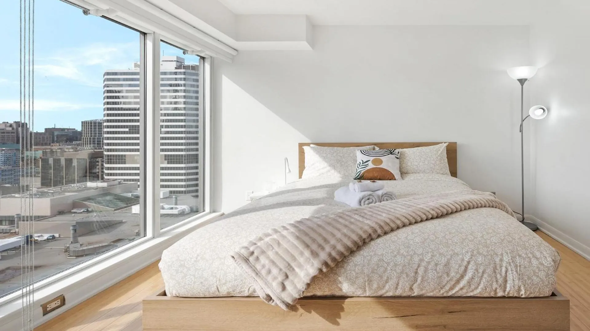 Holiday home Modern 2-Bedroom Condo W Floor To Ceiling Windows Toronto Canada