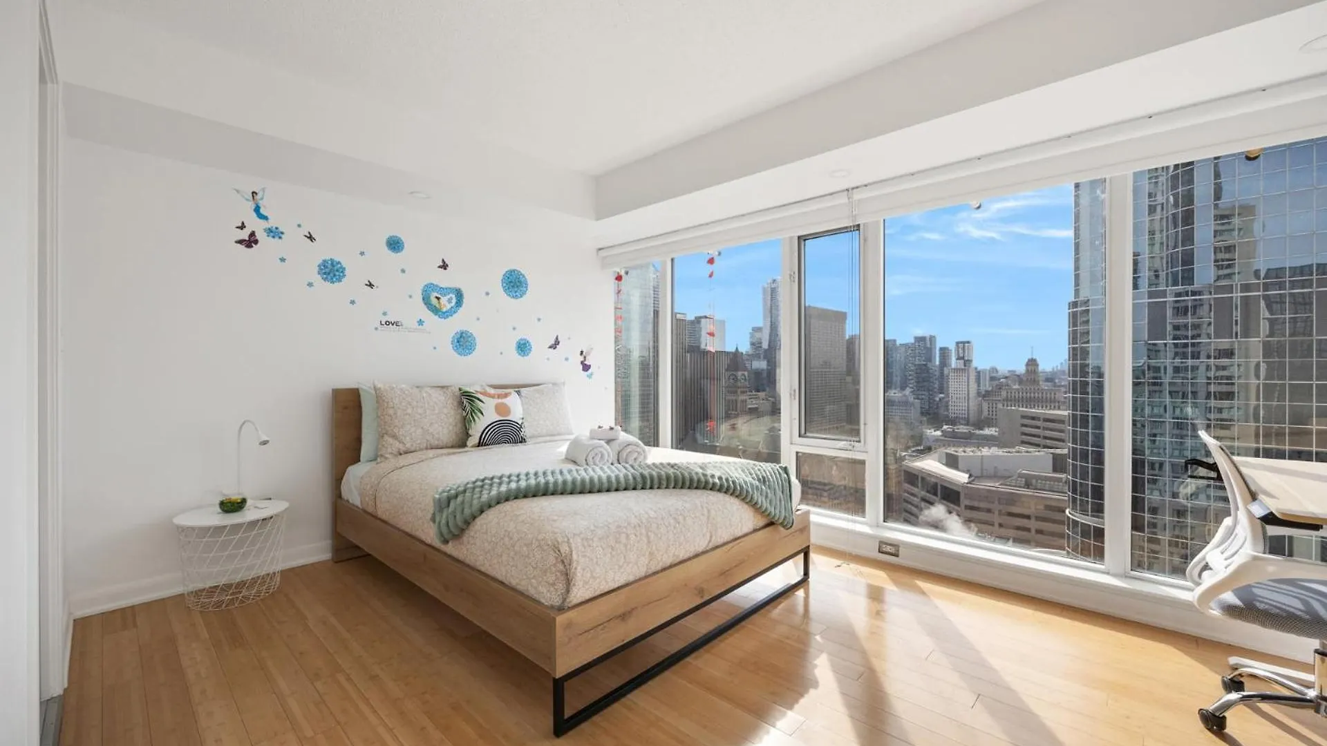Modern 2-Bedroom Condo W Floor To Ceiling Windows Toronto Holiday home