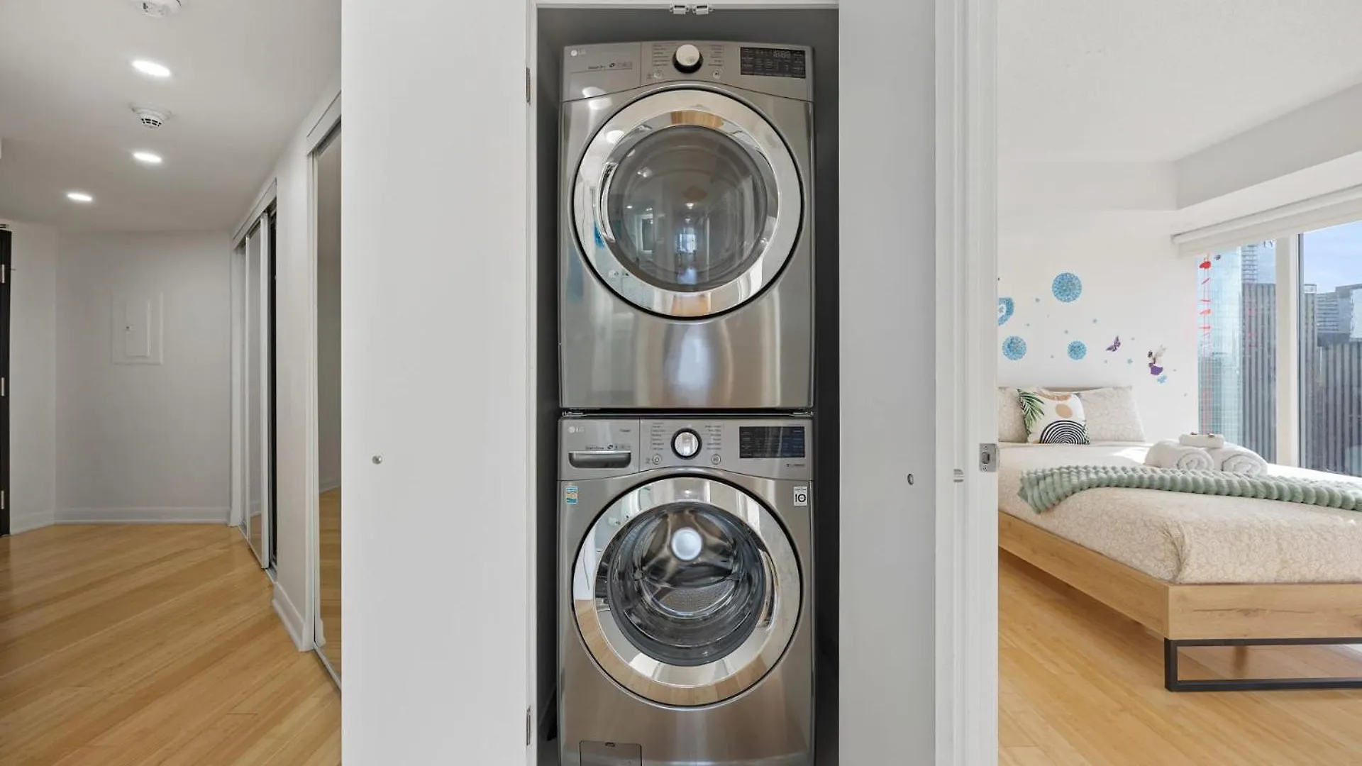 Modern 2-Bedroom Condo W Floor To Ceiling Windows Toronto