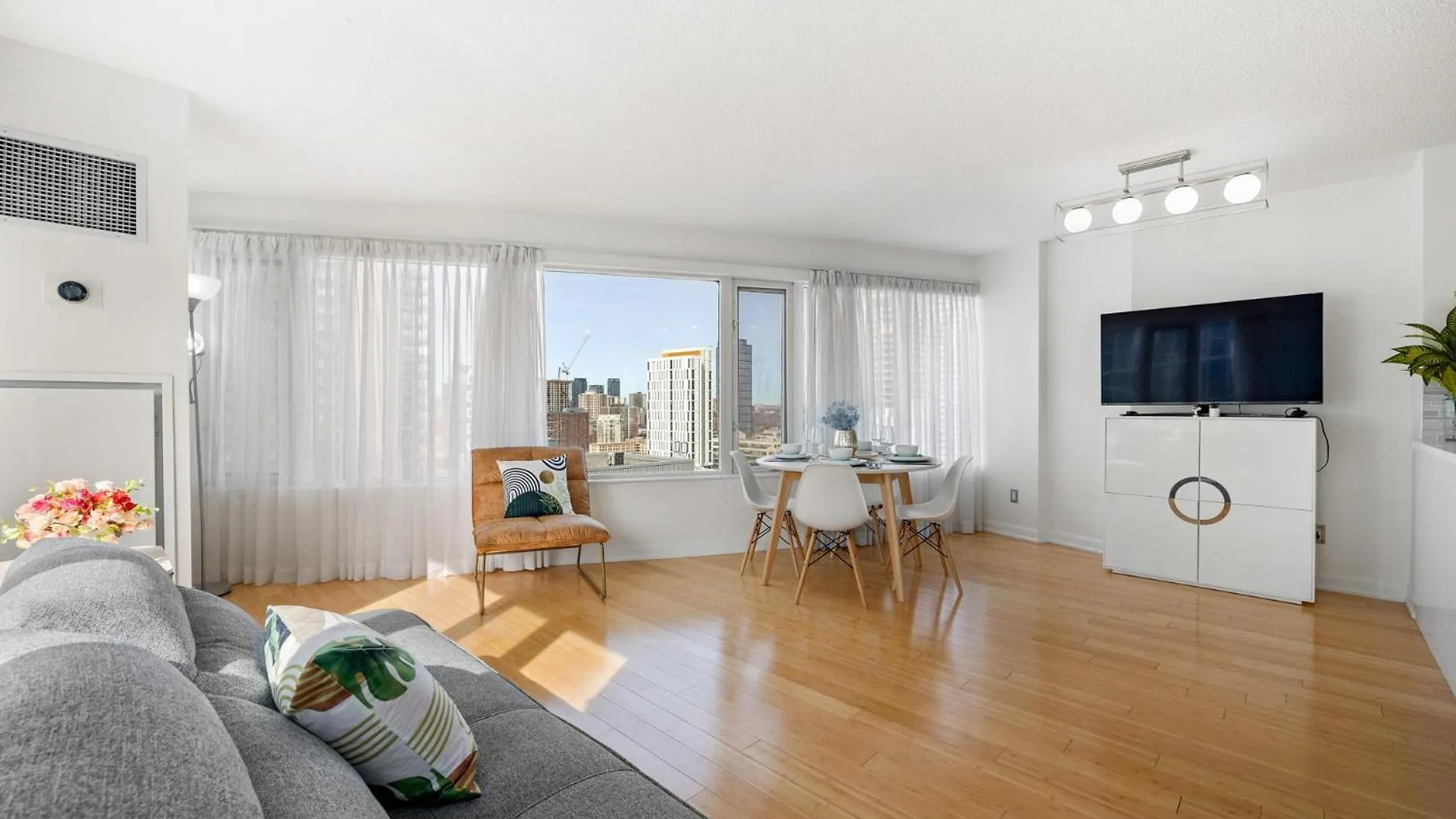 Holiday home Modern 2-Bedroom Condo W Floor To Ceiling Windows Toronto