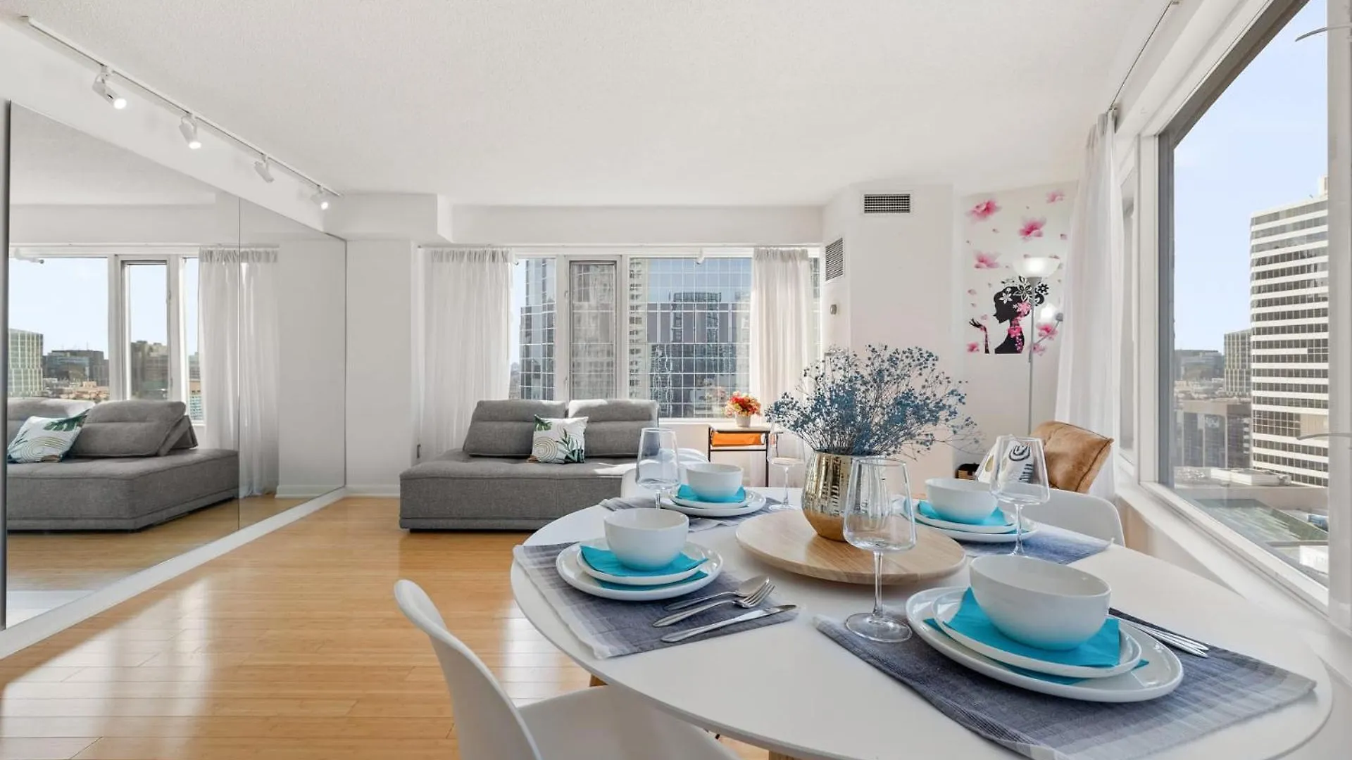 Modern 2-Bedroom Condo W Floor To Ceiling Windows Toronto Holiday home