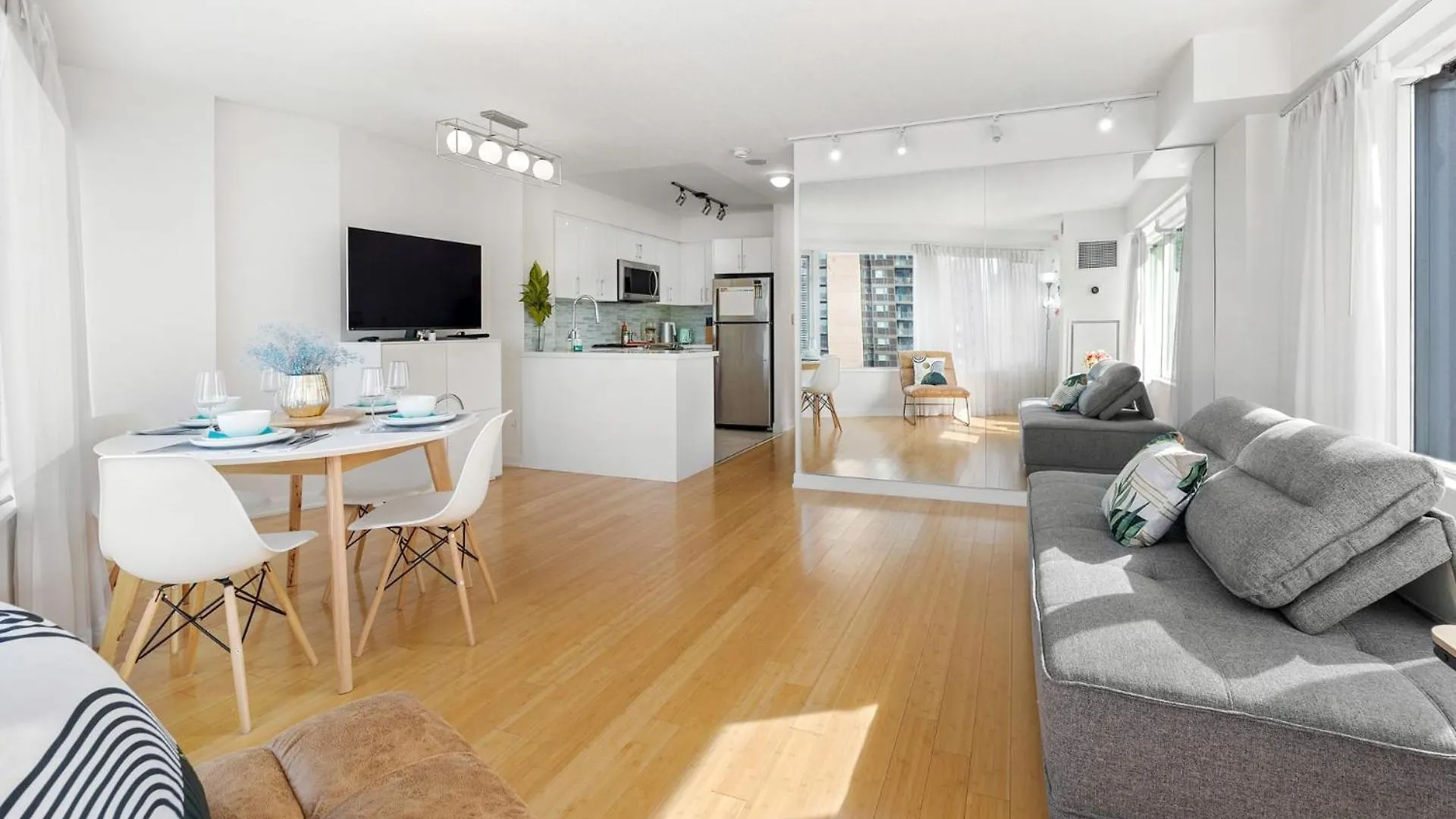 Modern 2-Bedroom Condo W Floor To Ceiling Windows Toronto Holiday home