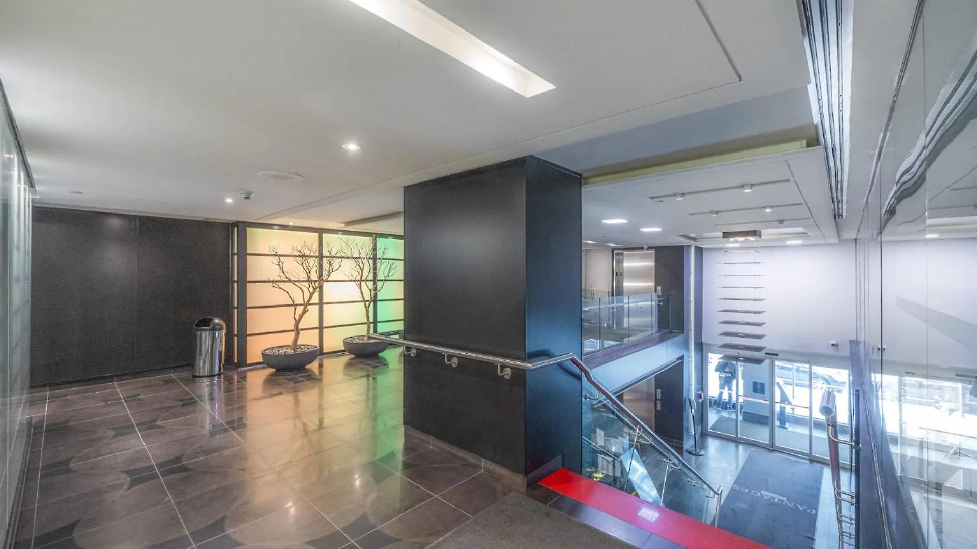 Holiday home Modern 2-Bedroom Condo W Floor To Ceiling Windows Toronto Canada