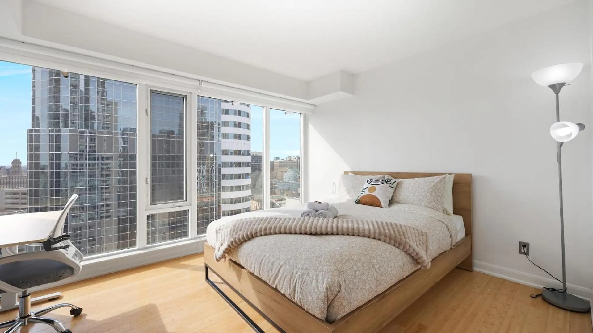 Holiday home Modern 2-Bedroom Condo W Floor To Ceiling Windows Toronto