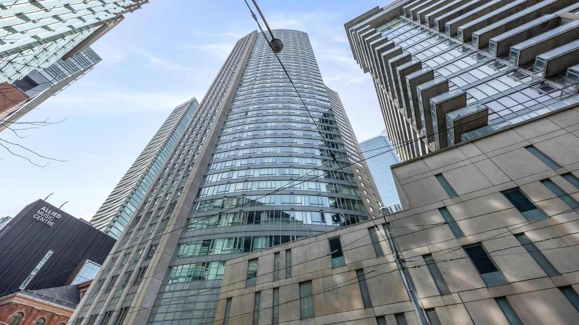Modern 2-Bedroom Condo W Floor To Ceiling Windows Toronto Canada